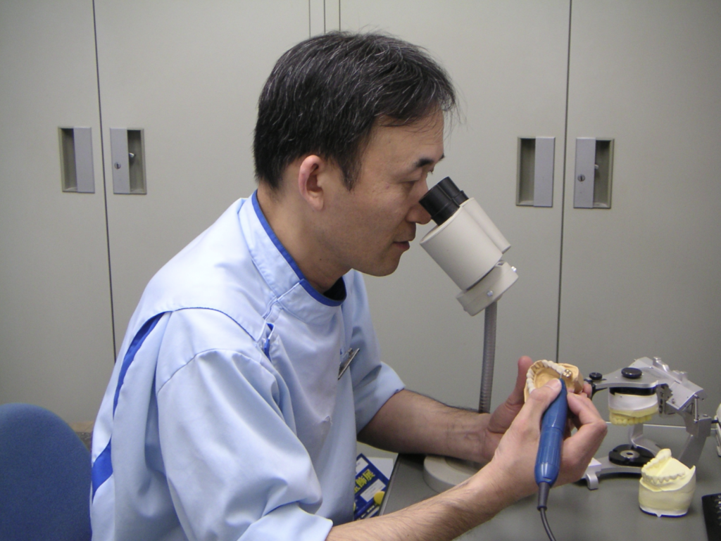 下関市のおおむら歯科医院のセラミック　インプラントの被せ物の製作を担当する、和田精密歯研　木村氏